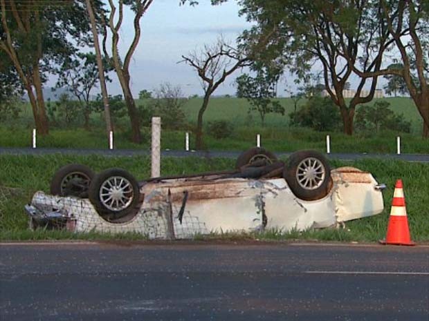 Carro fica tombado em acostamento após acidente em Ribeirão (Foto: Carlos Trinca / EPTV)