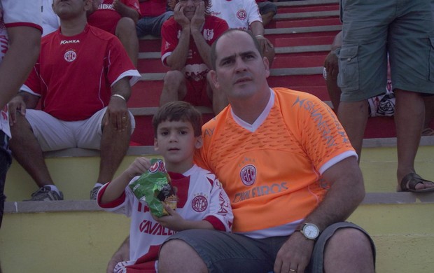 Pai e filho alvirrubros no Estádio Barretão, em Ceará-Mirim (Foto: Ferreira Neto)
