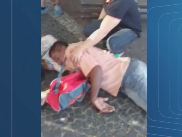 Homem passou mal em praça, a 60 m da Santa Casa de Franca, SP, mas não pode ser atendido (Foto: Reprodução/EPTV) Homem passou mal em praça, a 60 m da Santa Casa de Franca, SP, mas não pode ser atendido (Foto: Reprodução/EPTV)