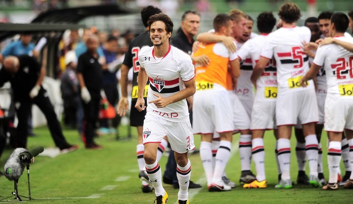 Rodrigo Caio comemora gol do São Paulo (Foto: Marcos Ribolli)