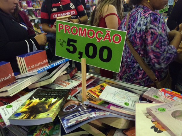 Livros em promoção chamam a atenção dos consumidores. (Foto: Cristina Boeckel/ G1)
