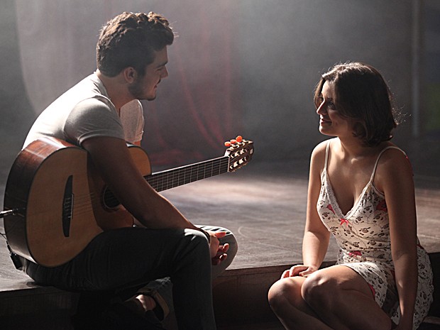 Mari sonha com seu ídolo, Luan Santana, e faz um dueto com ele (Foto: Pedro Curi / TV Globo)