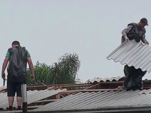 Moradores tentam consertar estragos causados pela chuva em Ipiranga (Foto: Reprodução / RPC)