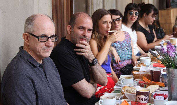 O)s autores de Além do Horizonte, Marcos e Carlos em um café da mnhã com blogueiros, no Parque Lage, no Rio de Janeiro (Foto: Divulgação/TV Globo)