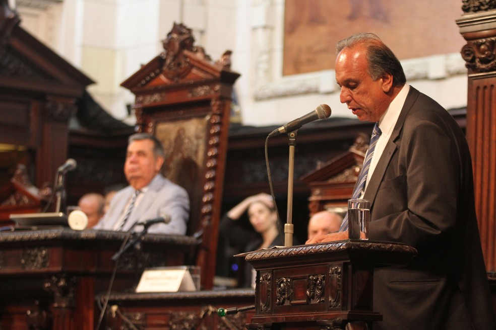 Governador Luiz Fernando Pezão durante sessão em 2015 na Alerj, observado pelo presidente da Casa, Jorge Picciani (Foto: Rafael Wallace / Alerj / Divulgação)