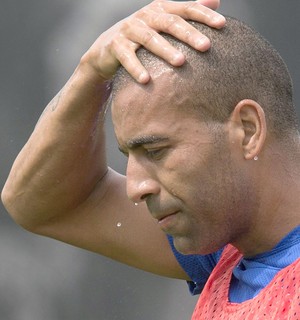 Sem se despedir, Sheik continua liberado; Timão aguarda o Botafogo.