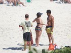 Grávida, Deborah Secco vai a praia no Rio e se exercita na areia