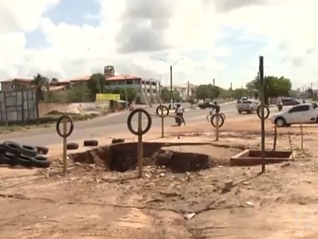 Cratera está situada no trecho urbano do município de Santa Inês (Foto: Reprodução/TV Mirante)