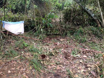 Material foi encontrado em terreno de mata fechada em Camaragibe, PE. (Foto: Kety Marinho/TV Globo)
