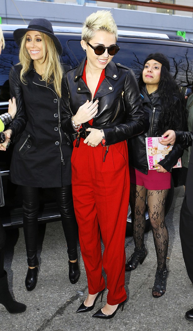 Miley Cyrus e a mãe Trish sendo abordadas por fãs no NYC Fashion Week (Foto: Splash News) Miley Cyrus e a mãe Trish sendo abordadas por fãs no NYC Fashion Week (Foto: Splash News)