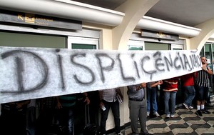 torcida protesto desembarque Corinthians (Foto: Rodrigo Faber)