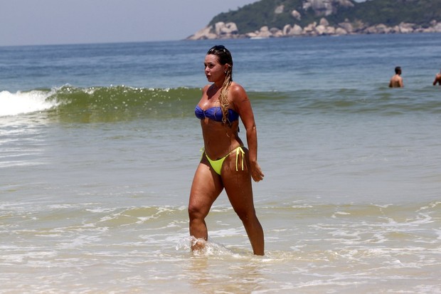 Cristina Mortágua na praia (Foto: Marcos Ferreira / FotoRioNews)