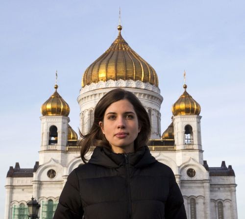 Foto (Foto: Nadejda Tolokonnikova em Moscou, poucos depois de ser libertada / AFP PHOTO/YEVGENY FELDMAN)