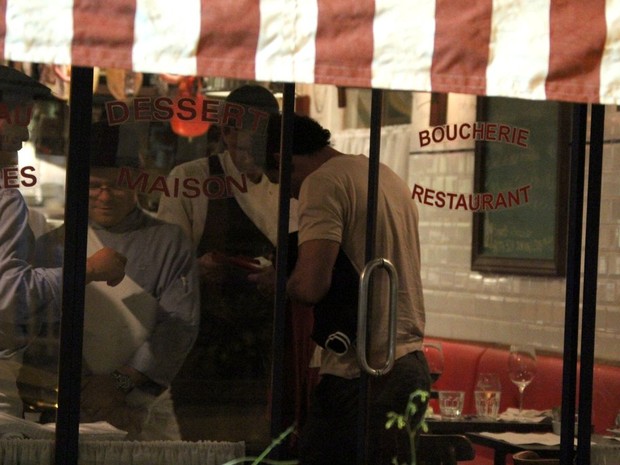 Fred dá autógrafo em restaurante no Leblon, Zona Sul do Rio (Foto: Rodrigo dos Anjos/ Ag. News)