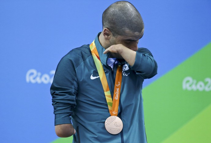 Descrição da imagem: Daniel Dias chora no pódio após receber a medalha de bronze no pódio dos 50m borboleta (Foto:  REUTERS/Sergio Moraes )