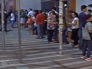 Gaúchos fizeram filas desde cedo em loja com promoções (Foto: Reprodução/RBS TV)