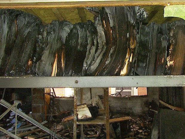 Livros ficaram destruídos após o incêndio no prédio da biblioteca do Instituto de Estudos da Linguagem (IEL) da Unicamp (Foto: Reprodução/ EPTV)