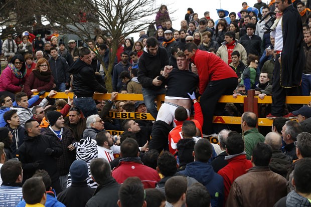 Americano leva chifrada (Foto: Benjamin Miller/AP)