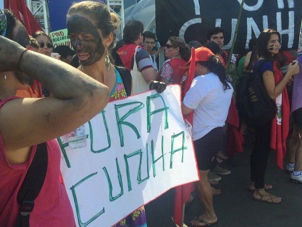 Manifestantes pedem a saída do presidente da Câmara dos Deputados, Eduardo Cunha (Foto: Jéssica Nascimento/G1)