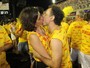 Enrique Diaz dá beijão em Mariana Lima em camarote na Sapucaí