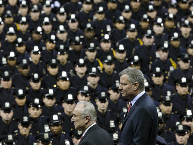 O prefeito de Nova York, Bill de Blasio, participa do funeral do agente Wnjian Liu, no domingo (4) (Foto: AP Photo/John Minchillo)