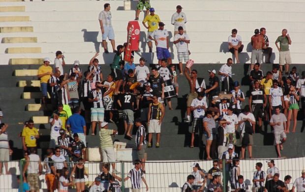 Torcida ABC comemora gol do Bragantino (Foto: Carlos Cruz/GloboEsporte.com) Torcida ABC comemora gol do Bragantino (Foto: Carlos Cruz/GloboEsporte.com)