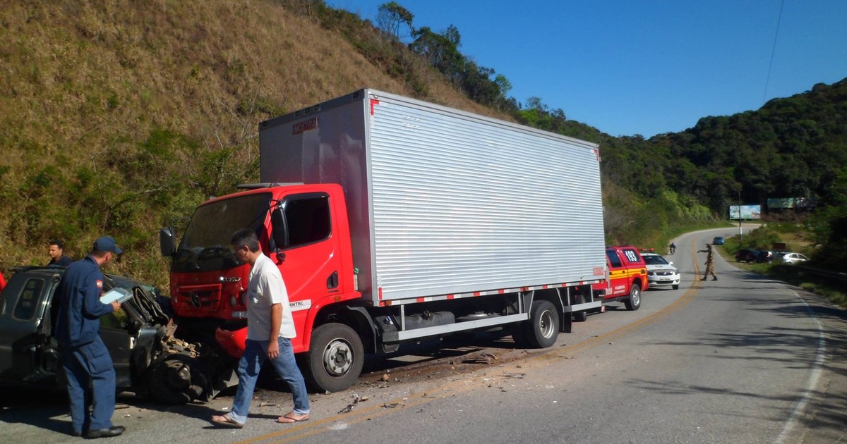 G1 Homem morre em colisão frontal entre carro e caminhão em Brusque