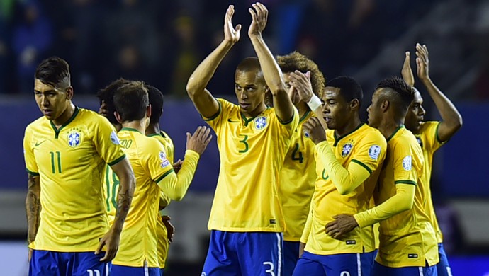 Brasil Peru torcida Miranda (Foto: RODRIGO BUENDIA / AFP)