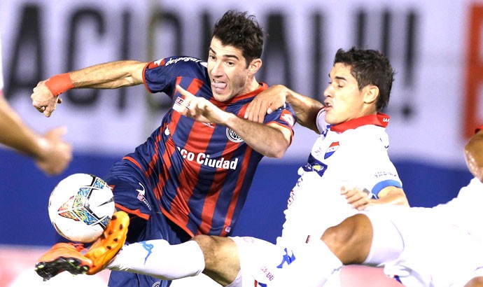 Piatti, San Lorenzo e Nacional-PAR (Foto: Agência AP) Piatti, San Lorenzo e Nacional-PAR (Foto: Agência AP)