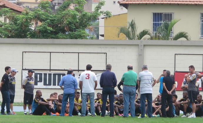 Novo presidente conversa com o elenco (Foto: Fred Huber)