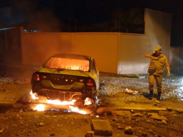 Veículo ficou completamente destrído pelo fogo em Água Branca (Foto: Divulgação/Polícia Civil) Veículo ficou completamente destrído pelo fogo em Água Branca (Foto: Divulgação/Polícia Civil)