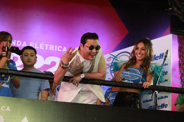 Psy e Sabrina Sato em camarote de Salvador (Foto: Dilson Silva / AgNews)