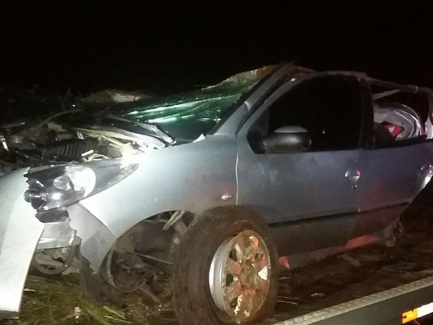 Carro ficou destruído por conta do acidente na BR-285 (Foto: PRF/Reprodução)