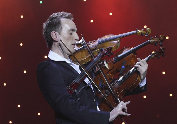 Ucraniano toca 4 violinos ao mesmo tempo em busca de recorde mundial (Foto: Marian Striltsiv/Reuters)