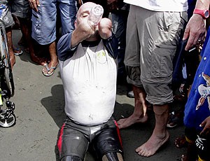  Philippe Croizon durante nado na Indonésia (Foto: AFP)