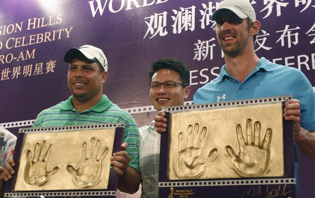 Ronaldo e Phelps na China (Foto: Reuters)
