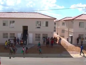 Cerca de 20 famílias ocuparam residencial na terça-feira (Foto: Reprodução/ TV São Francisco)