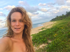 Mariana Ximenes posa em praia paradisíaca em Trancoso: 'Boa vibe'