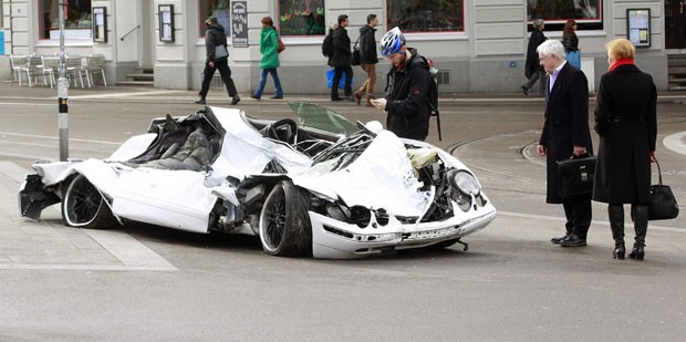Pessoas observam Mercedes destruída em Zurique (Foto: Arnd Wiegmann/Reuters)