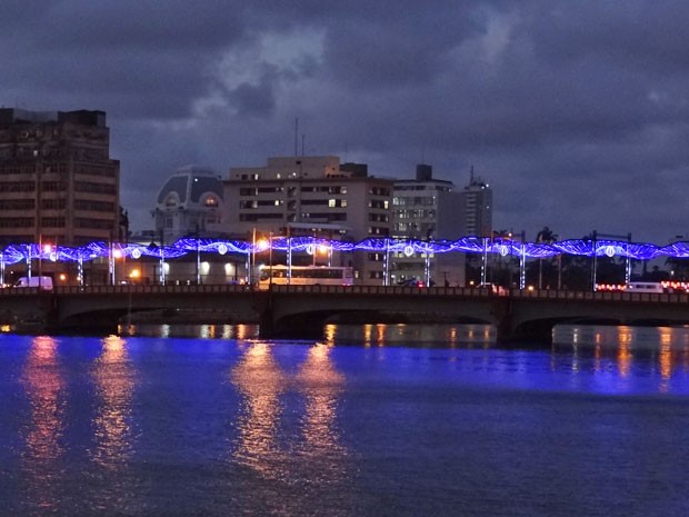Ponte do Recife receberam iluminação especial (Foto: Priscila Miranda/G1)