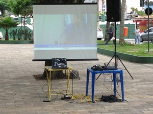 Telão exibia documentários de moradores e ex-moradores de rua (Foto: Alysson Costa/TV Rio Sul)