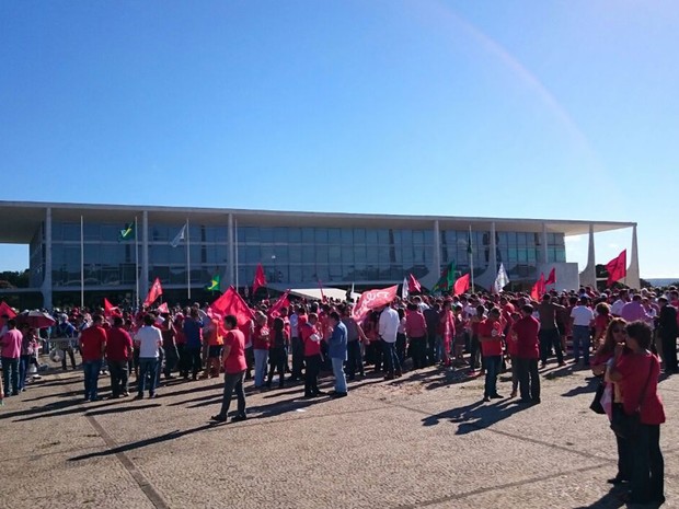 Grupos a favor de Dilma e Lula fazem ato em frente ao Palácio do Planalto (Foto: Mateus Rodrigues/G1)