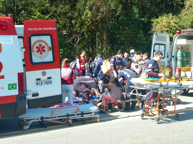 Nove pessoas ficaram feridas, segundo a PRF (Foto: Bruno Mauri/RBS TV)