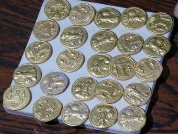 Pesquisadores do Iraque encontraram 66 moedas douradas com idade estimada em 1.500 em um sítio arqueológico localizado na província de Wasit, no sul de Bagdá. As moedas foram enviadas a um laboratório para testes. Posteriormente, serão enviadas para serem expostas no Museu Nacional de Bagdá. (Foto: Ali Al-Alak/AFP)