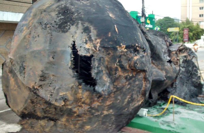 Réplica da taça da copa é queimada em Teresópolis (Foto: Claucio Mizael)