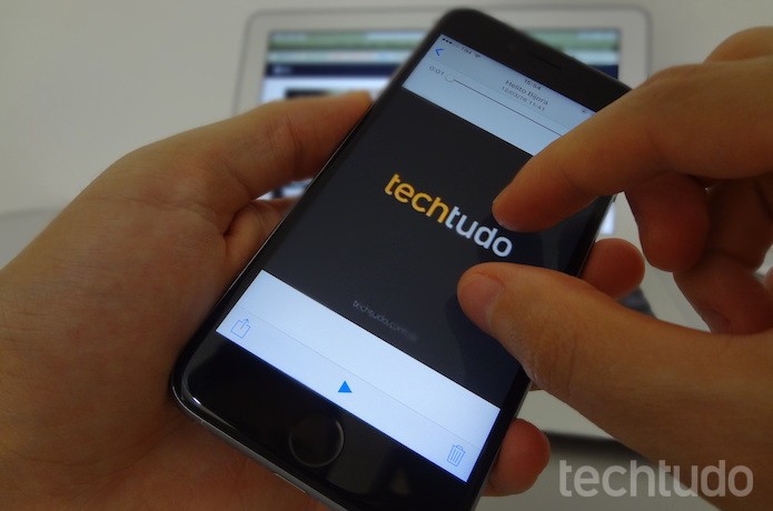 Use o gesto de pinça para dar zoom em vídeos (Foto: Helito Bijora/TechTudo) Use o gesto de pinça para dar zoom em vídeos (Foto: Helito Bijora/TechTudo)