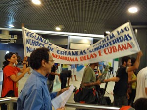 No aeroporto, grupo protestou acusando a blogueira de receber dinheiro americano para ser revolucionária (Foto: Katherine Coutinho/G1)