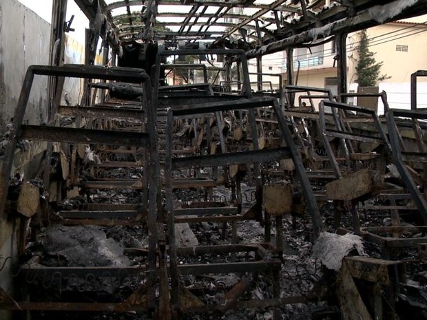Ônibus fica destruído após pegar fogo, em Vila Velha (Foto: Reprodução/ TV Gazeta)