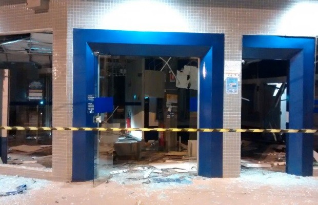 Agência fica destruída após exposão de caixa eletrônico em Luziânia, Goiás (Foto: Divulgação/Polícia Militar)