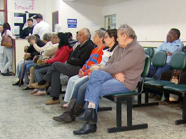 Resultado de imagem para fotos de fila de pacientes a espera de atendimento medico